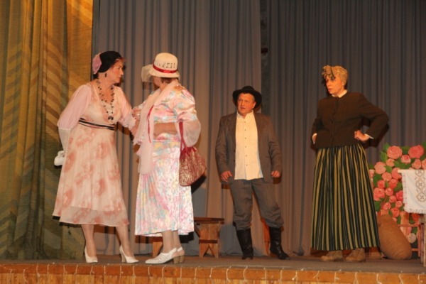 Lieģu amatierteātris - Vecpuiši precas