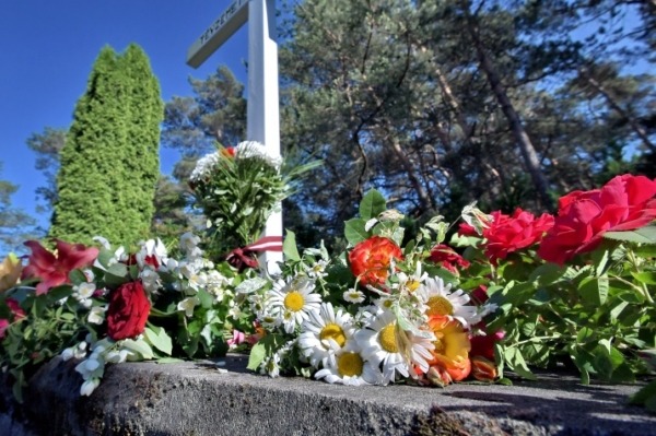 Ziedi pie Baltā krusta